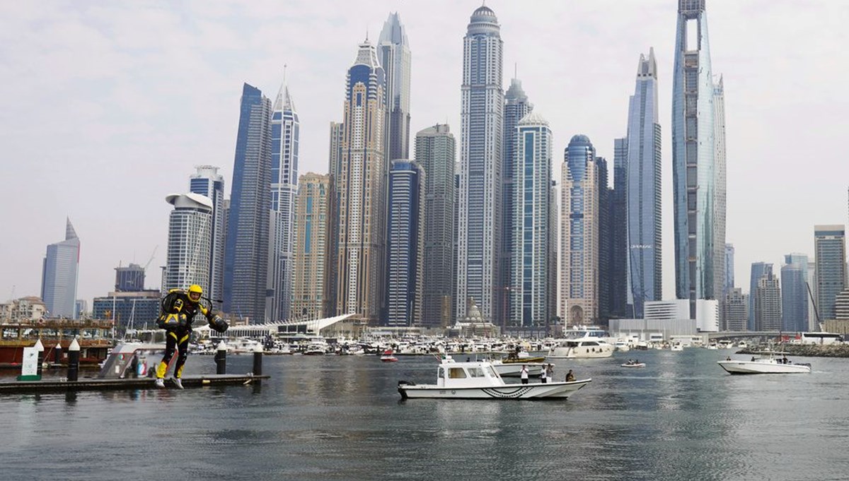 'Iron Man' pilotlar Dubai gökdelenlerinin önünde jet kıyafetleriyle yarıştı
