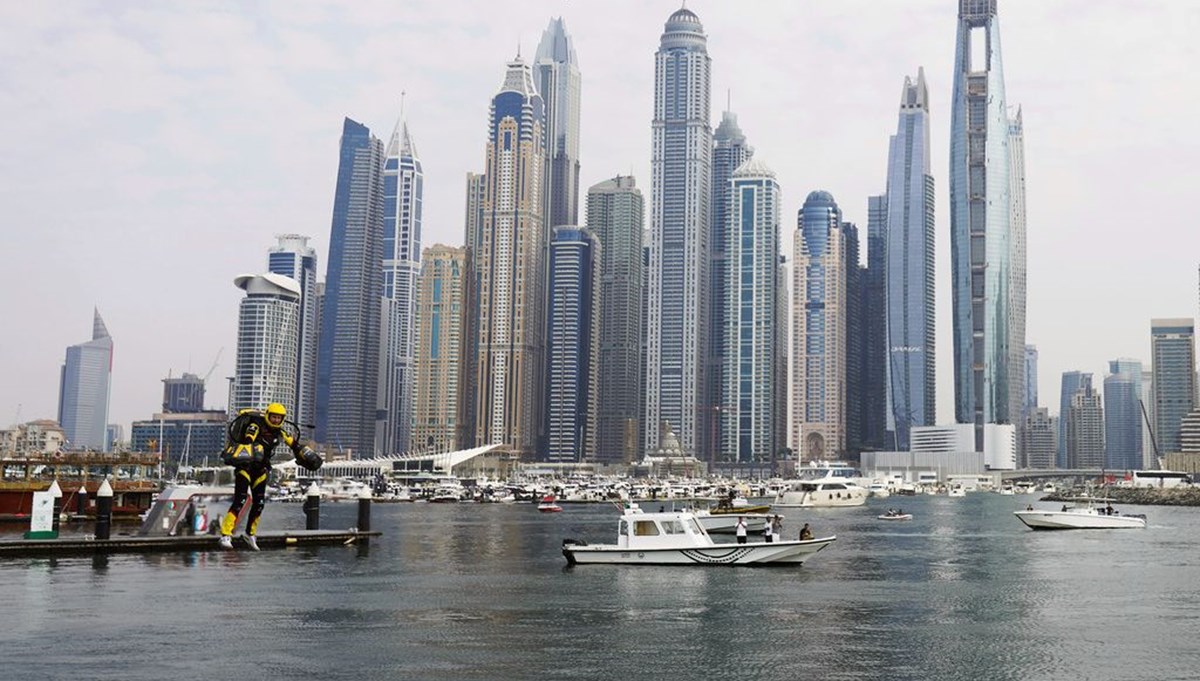 'Iron Man' pilotlar Dubai gökdelenlerinin önünde jet kıyafetleriyle yarıştı 'Iron Man' pilotlar Dubai gökdelenlerinin önünde jet kıyafetleriyle yarıştı