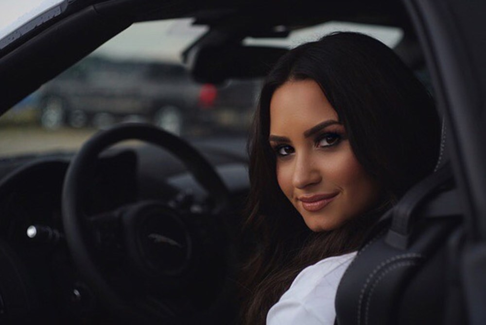 Демигерл ориентация. Деми герл. Demi lovato confident. Демигерл флаг. Демигерл флаг.