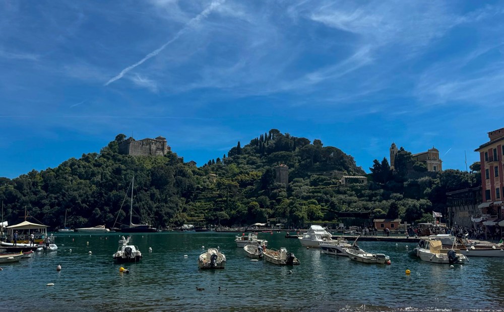 Yunusların limanı olarak biliniyor: Rengarenk konutları ve doğasıyla turistlerin uğrak noktası 76 iao84ECEiEeJR2wEKDa2kA