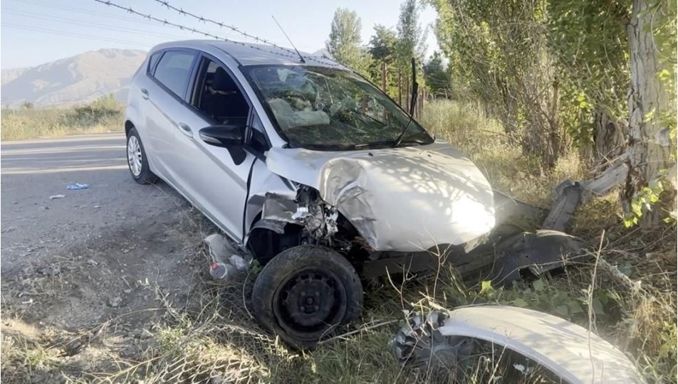 Erzincan'da kontrolden çıkan araç kaza yaptı: İki yaralı