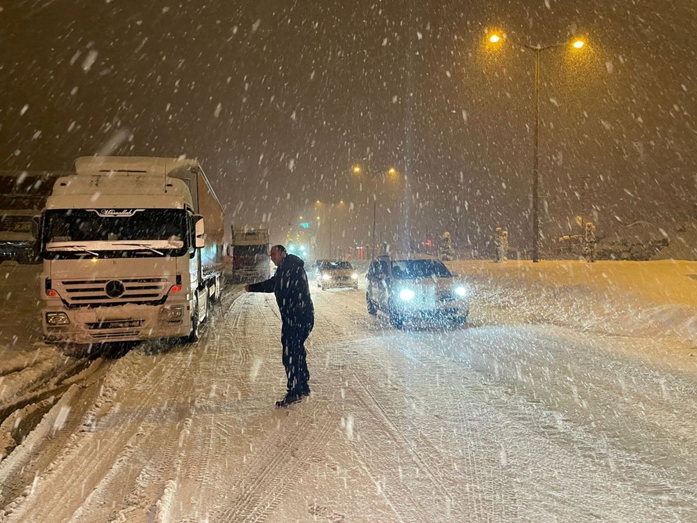 Bolu son 72 yılın en yoğun kar yağışıyla mücadele ediyor - 3