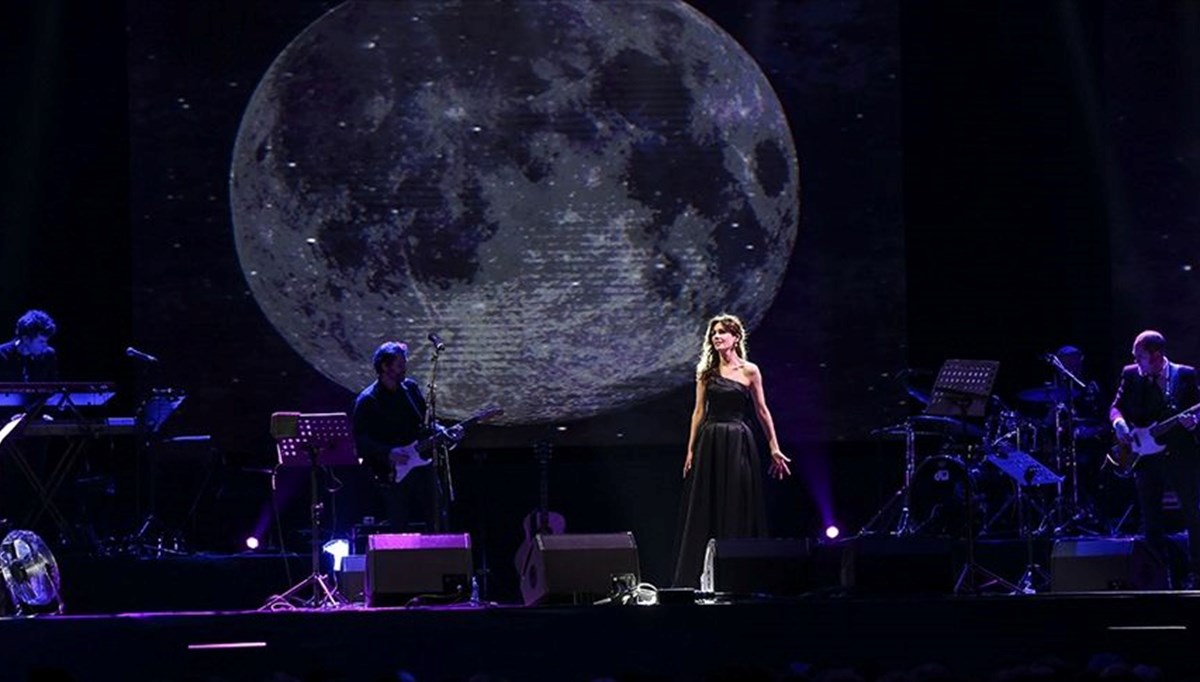 Fransız soprano Emma Shapplin, Antalya'da sahne aldı