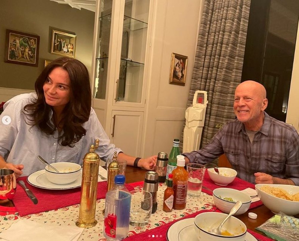 Afazi hastalığına yakalanan Bruce Willis'ten hem eski hem de şimdiki karısıyla aile fotoğrafı - 3