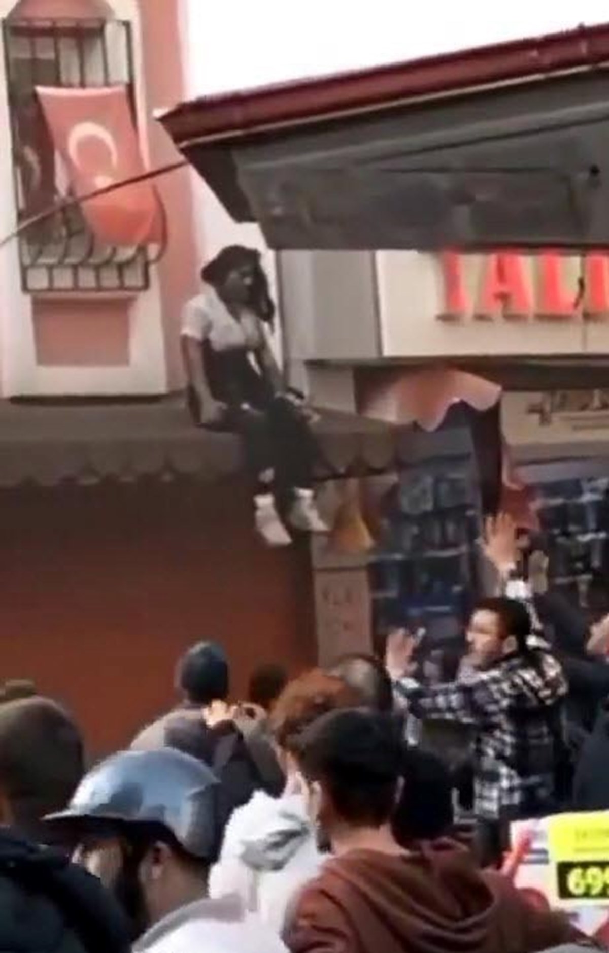 Cennet Yeldi, patlamanın ardından çıkan yangında, restoranın 2’nci katından pencere önündeki klima motorunu iterek dışarı çıkmıştı.