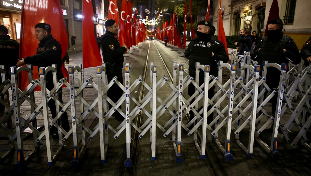İstiklal Caddesi geçici olarak yaya trafiğine kapatıldı İstiklal Caddesi geçici olarak yaya trafiğine kapatıldı