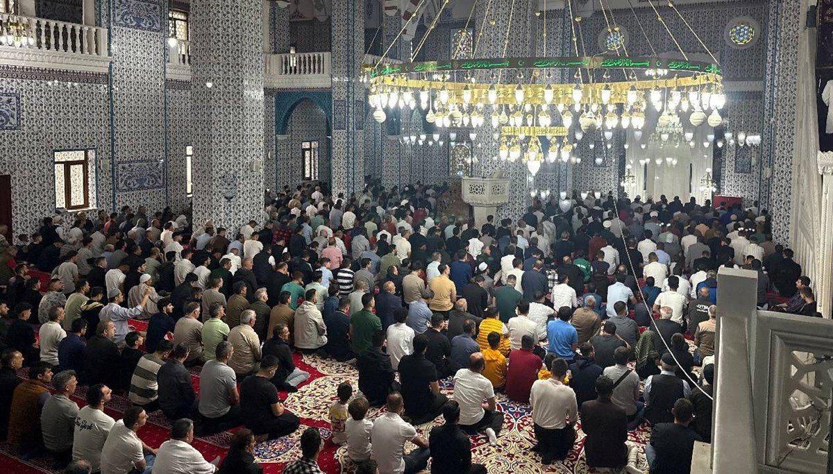 İlk bayram namazı Iğdır'da kılındı İlk bayram namazı Iğdır'da kılındı