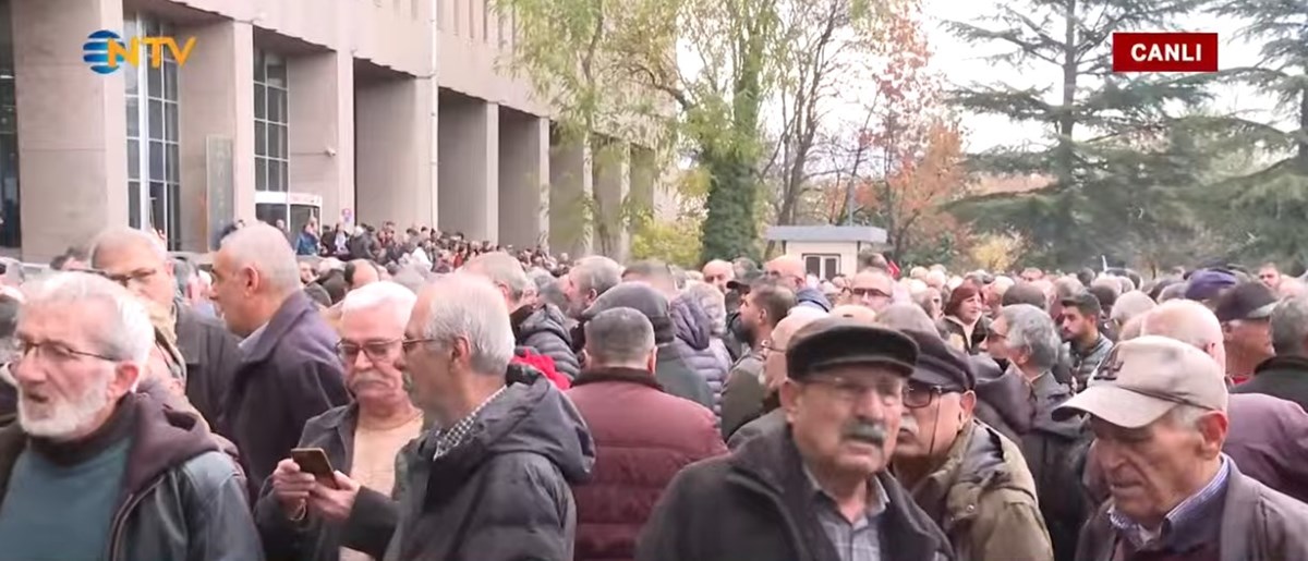 Kılıçdaroğlu ile özdeşleşen Hak, hukuk, adalet sloganları atıldı. Kılıçdaroğlu ile özdeşleşen Hak, hukuk, adalet sloganları atıldı.