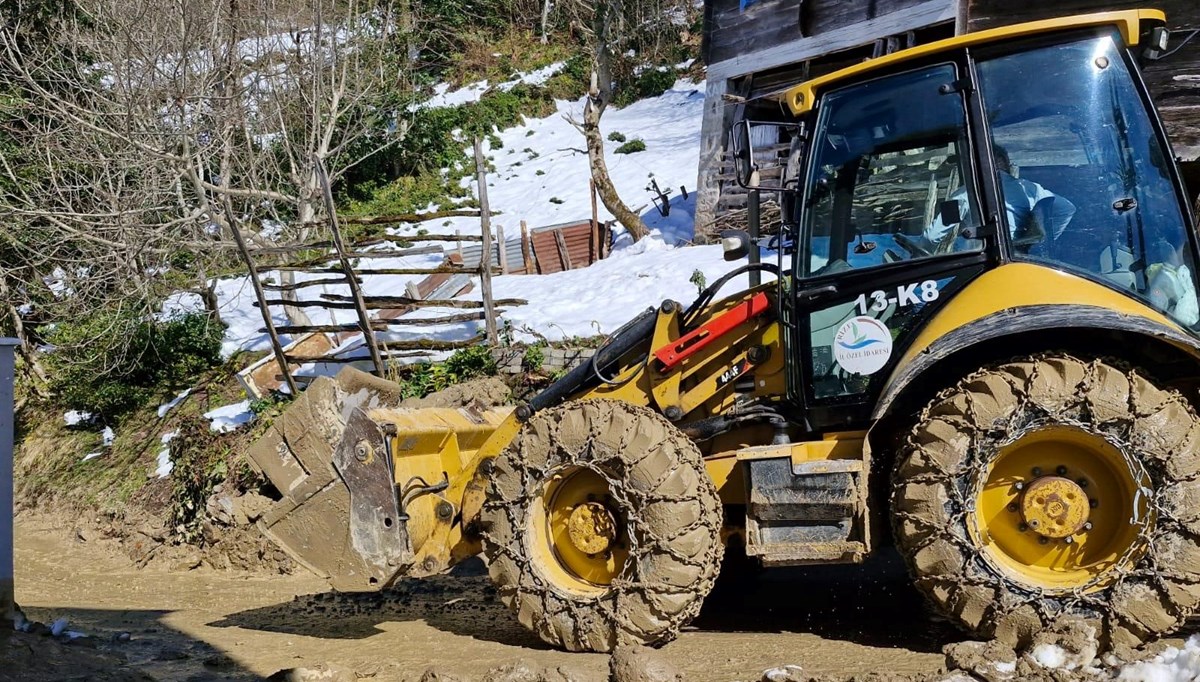 Rize'de heyelan: Köy yolu kapandı, 4 ev zarar gördü