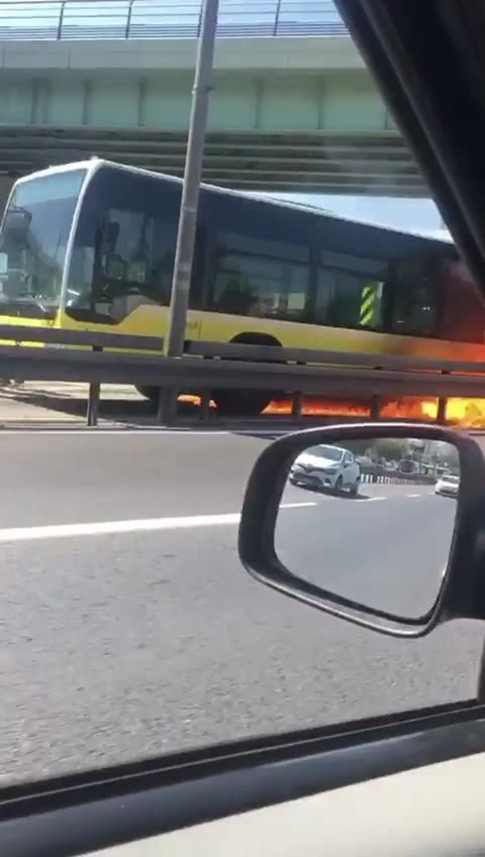 İstanbul'da metrobüste korkutan yangın - 4