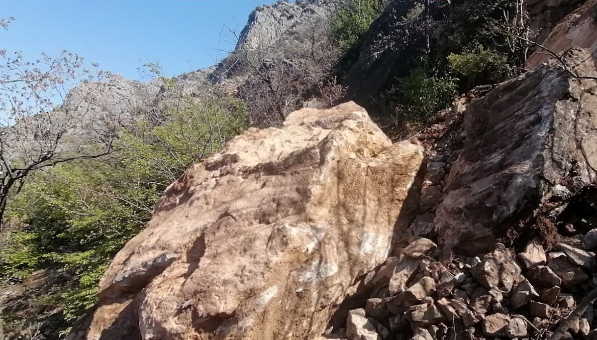 Dağdan kopan dev kaya parçaları korkuttu