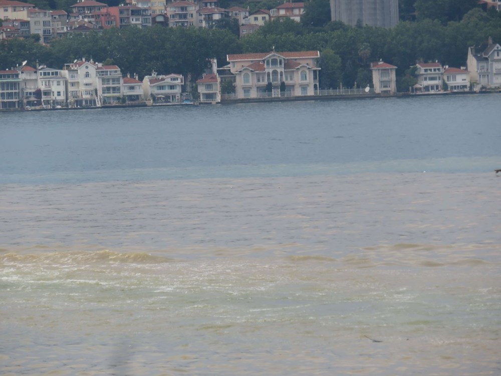 İstanbul'da şiddetli yağış: Yollar göle döndü, boğaza çamurlu su aktı - 30