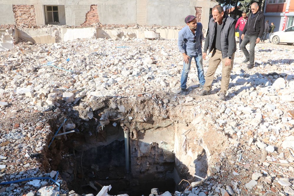 Deprem enkazı kaldırılınca obruk ortaya çıktı - 2