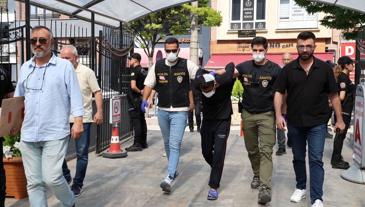Polisin silahla yaralandığı uyuşturucu baskınında gözaltına alınan kişi tutuklandı Polisin silahla yaralandığı uyuşturucu baskınında gözaltına alınan kişi tutuklandı