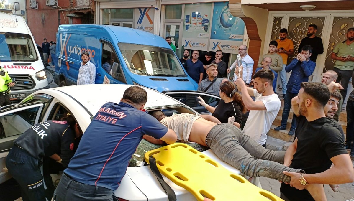 Bisikletle çarptığı otomobilin camından içeri girdi Bisikletle çarptığı otomobilin camından içeri girdi