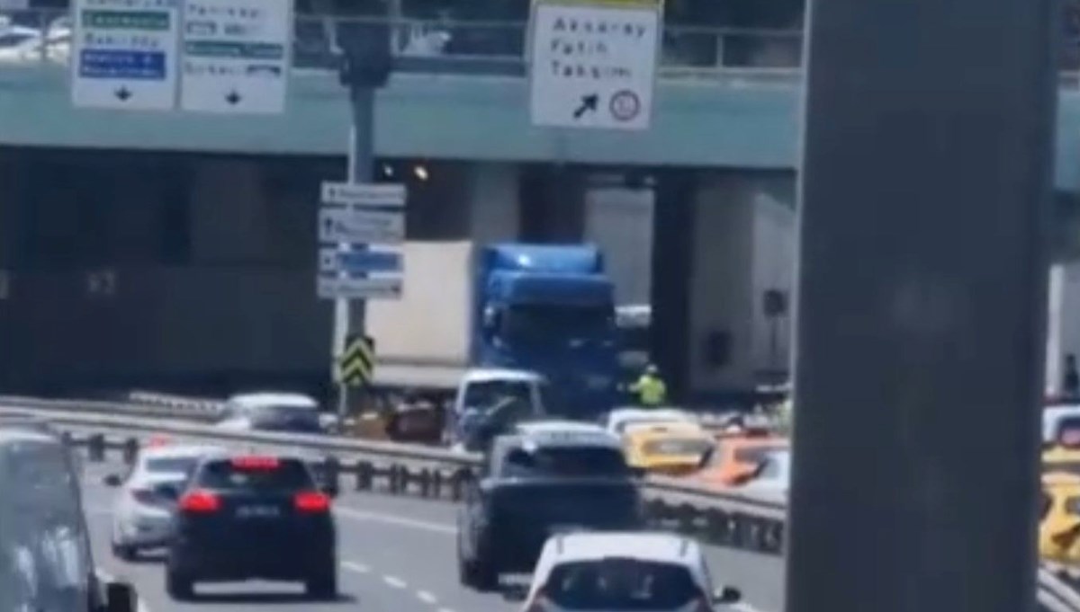 Fatih'te TIR ters yöne girdi: Sahil yolu kapandı Fatih'te TIR ters yöne girdi: Sahil yolu kapandı