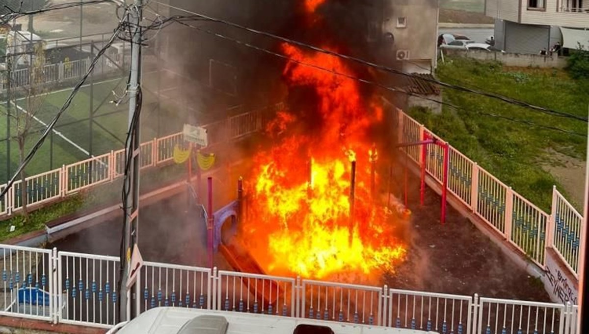 İstanbul'da çocuk parkında yangın: Alevler metrelerce yükseldi