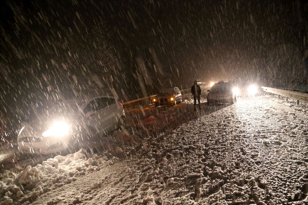 Sivas-Tokat karayolu yoğun kar yağışı dolayısıyla trafiğe kapandı - 17