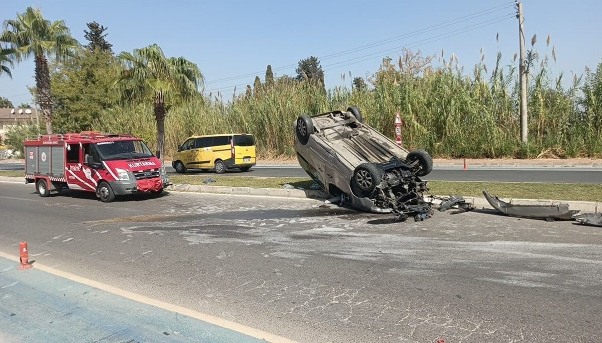 Virajı alamayan hafif ticari araç palmiyeye çarpıp takla attı: 3 yaralı