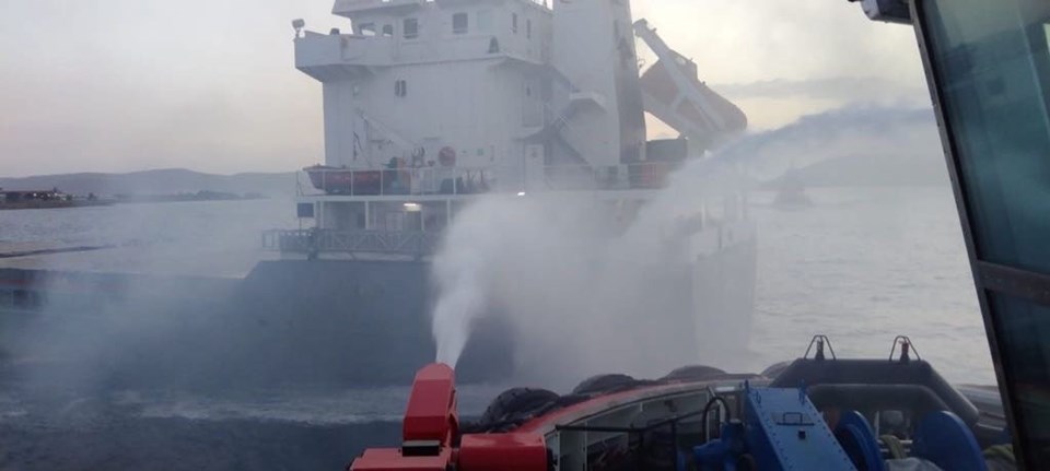 Kuru yük gemisinde yangın: Çanakkale Boğazı gemi trafiğine açıldı - 1