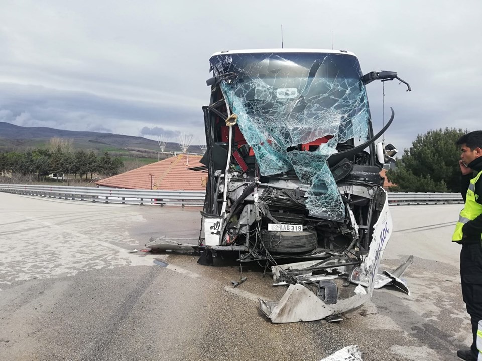 Amasya'da yolcu otobüsü ile kamyon çarpıştı: 15 yaralı - 1