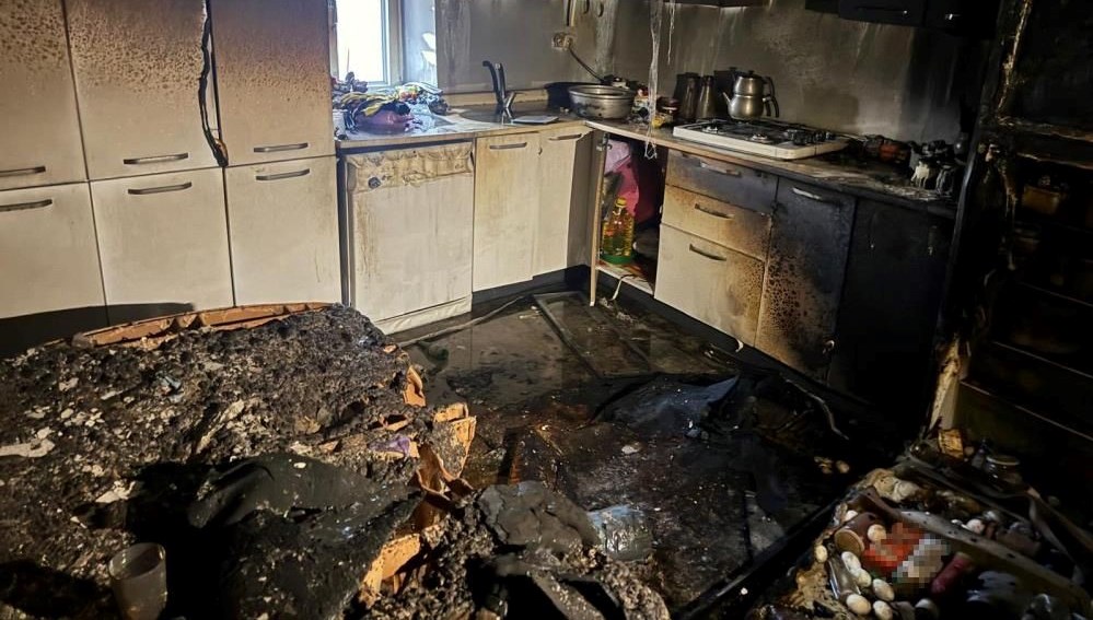 Mutfaktaki yangın evi yaktı