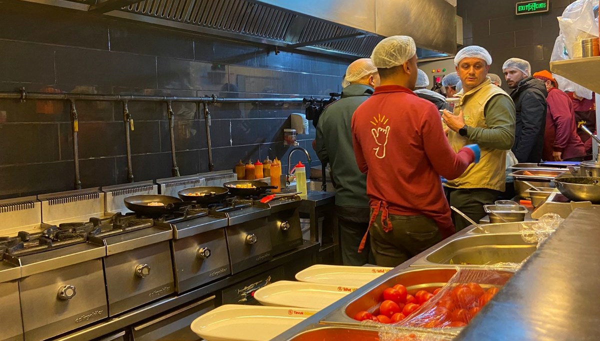 81 ilde denetim başladı: Fast food restoranlarından numuneler alınıyor 81 ilde denetim başladı: Fast food restoranlarından numuneler alınıyor