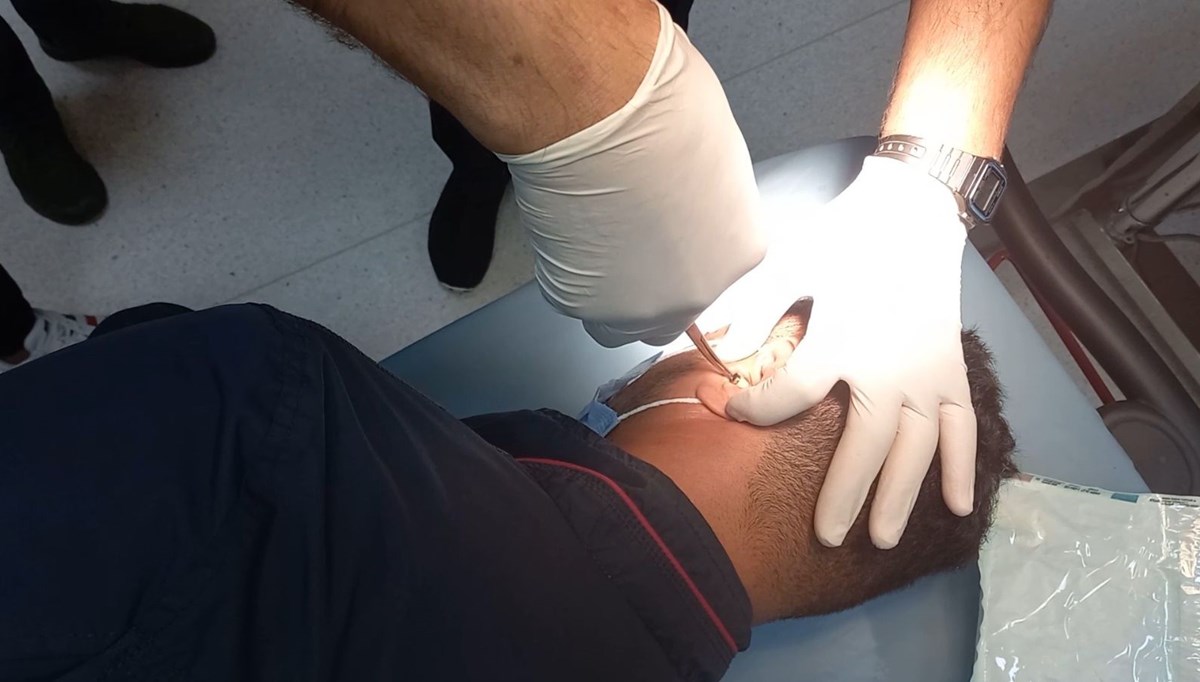 Maskesine kamera, kulağına böcek yerleştirdi