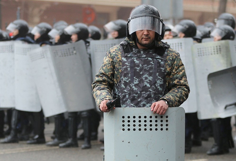 Kazakistan’ın Almatı şehrinde protestocular Valilik binasına girdi, başkentte OHAL ilan edildi - 6
