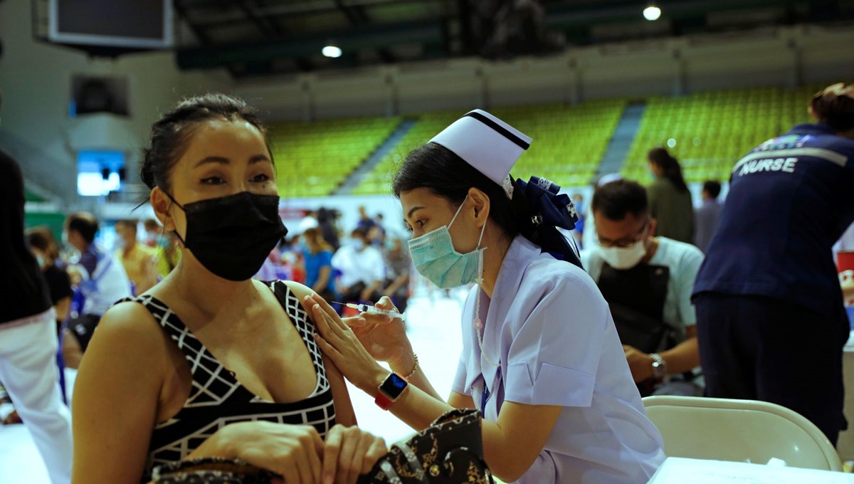 Tayland’da öncelik turizm: Toplu aşılamaya Phuket adasından başladı