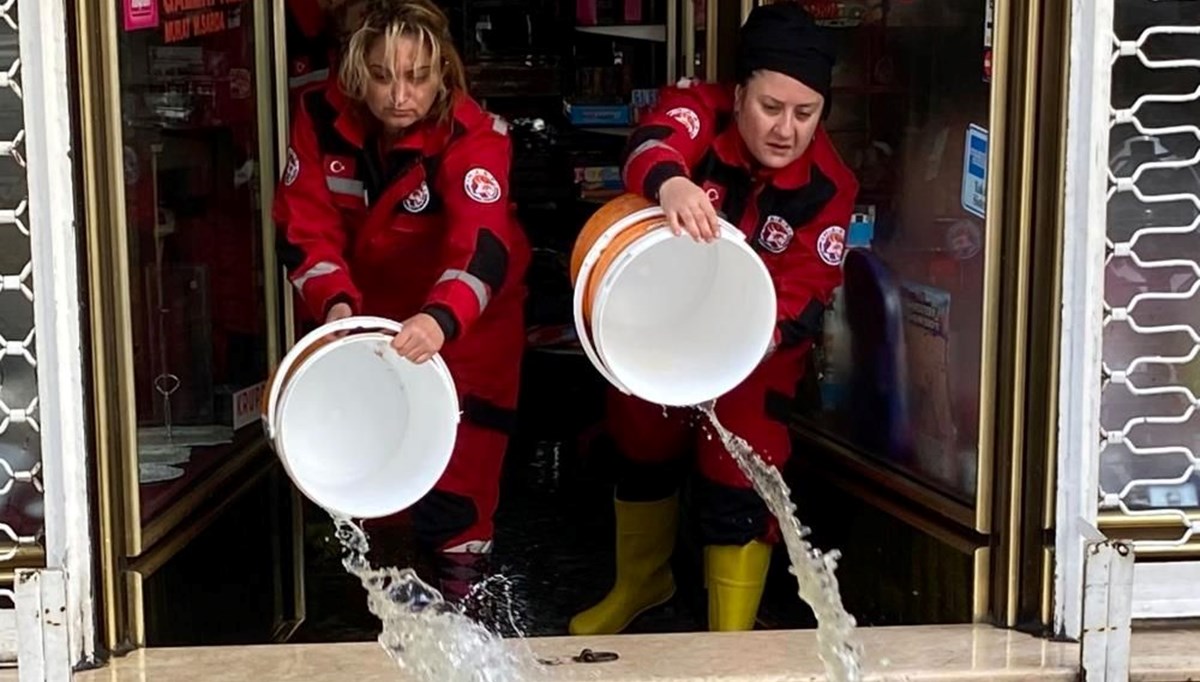 İzmir’de esnaf normale dönmeye çalışıyor