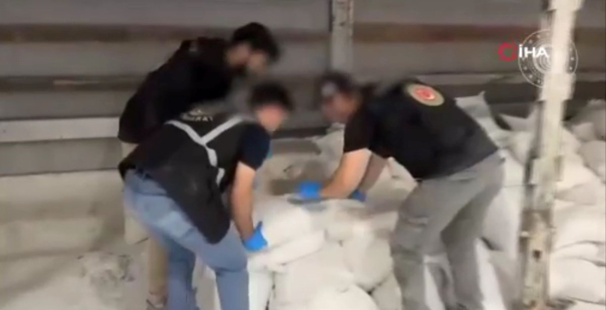 İran'dan Türkiye'ye giriş yapan TIR'da 2.2 ton metamfetamin ele geçirildi İran'dan Türkiye'ye giriş yapan TIR'da 2.2 ton metamfetamin ele geçirildi