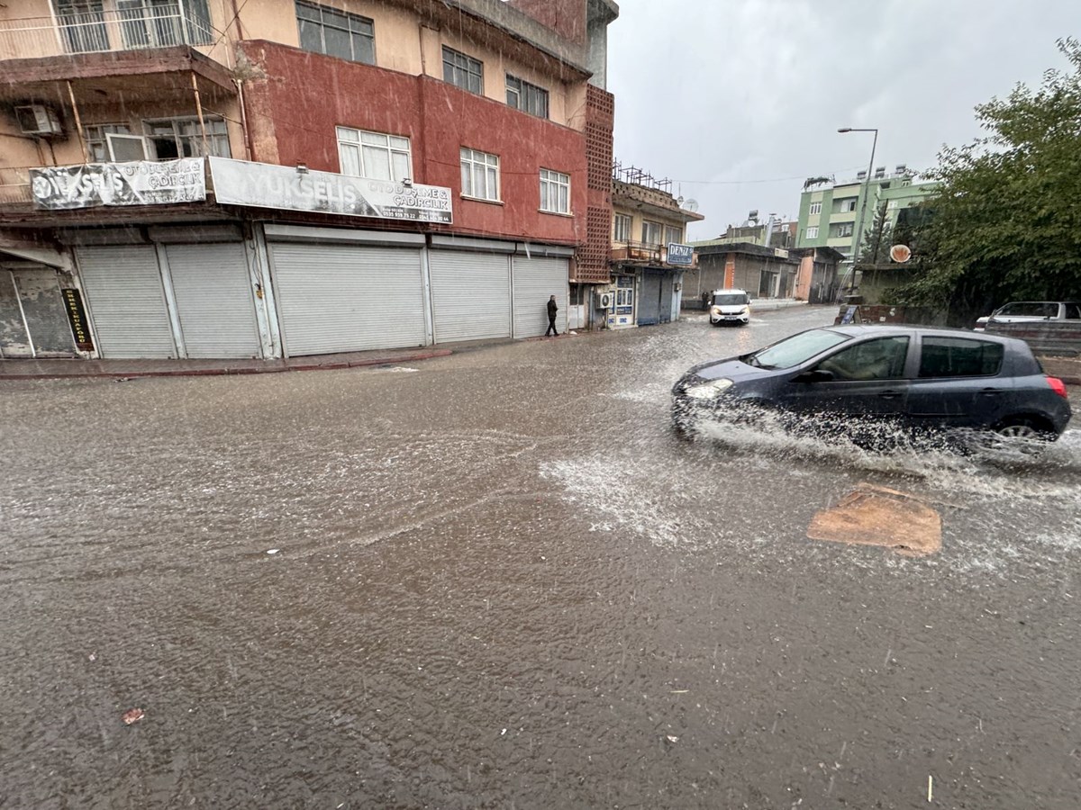 Adana'da sağanak yağış: Cadde sokaklar göle döndü