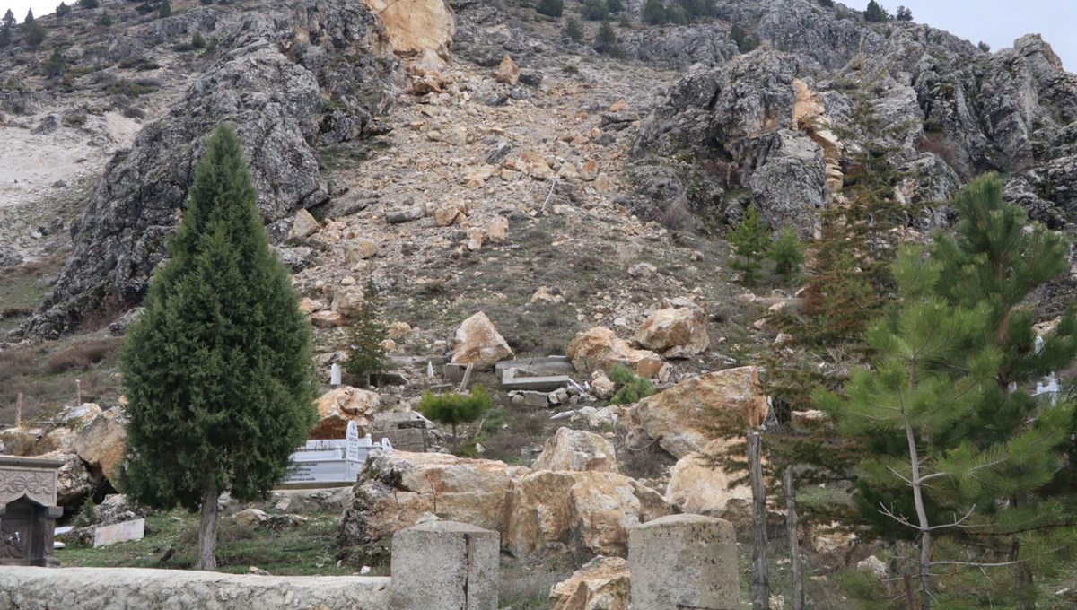 Deprem mezarları da yıktı Deprem mezarları da yıktı