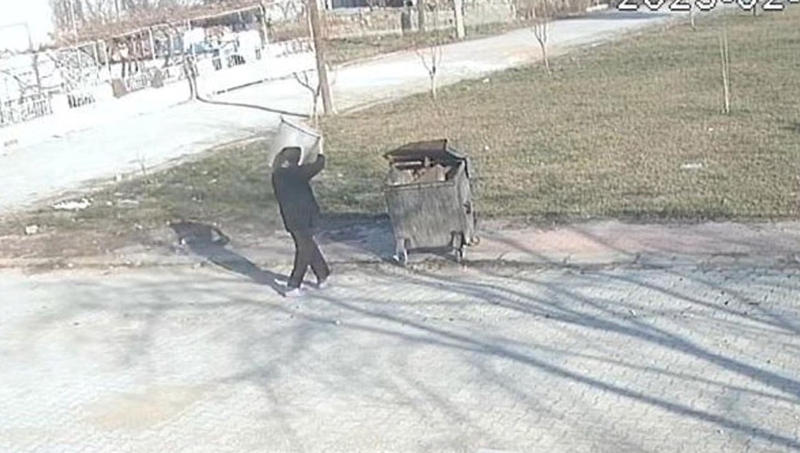 Ayaklarını bağladığı köpeği çöp konteynerine attı