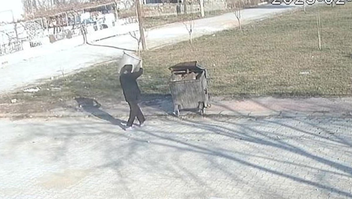 Ayaklarını bağladığı köpeği çöp konteynerine attı Ayaklarını bağladığı köpeği çöp konteynerine attı