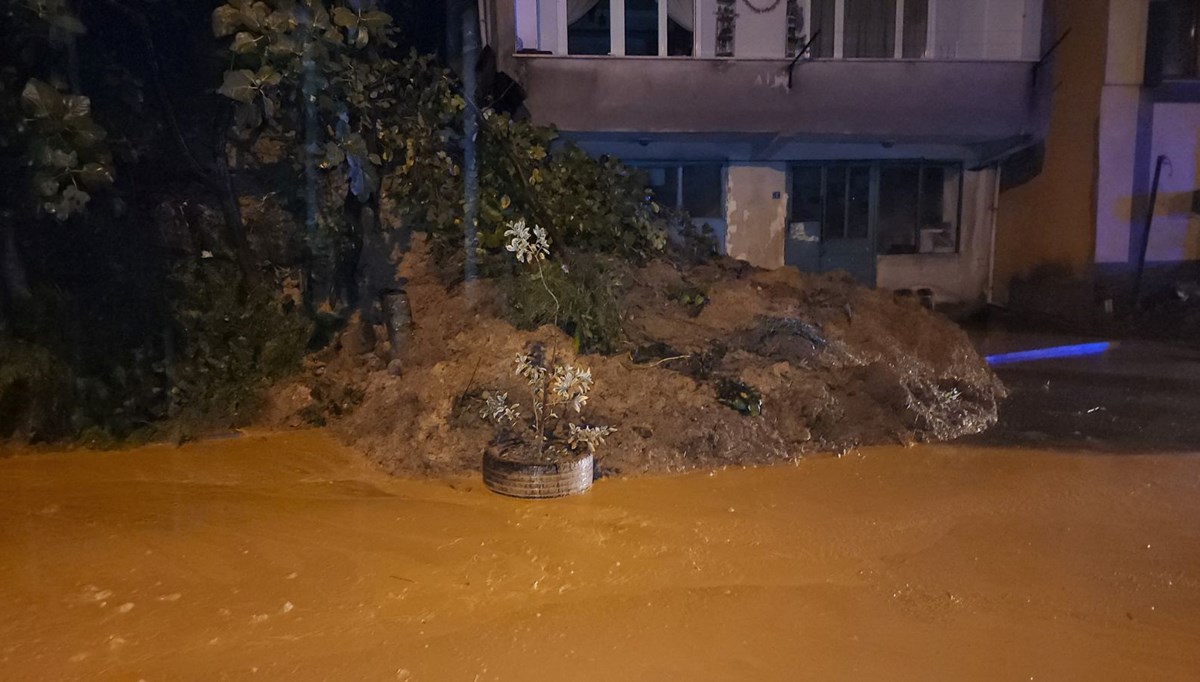 Heyelan apartmanın girişini kapattı, 6 kişiyi itfaiye kurtardı Heyelan apartmanın girişini kapattı, 6 kişiyi itfaiye kurtardı