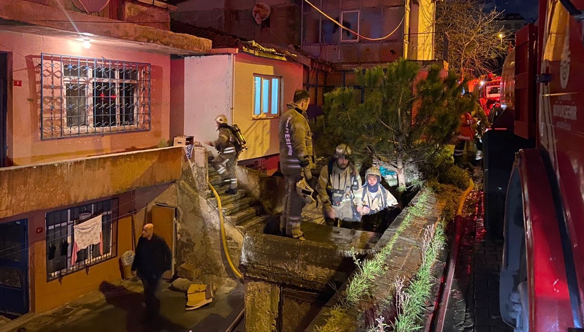 Küçükçekmece'de iki katlı binada yangın: 2 kişi dumandan etkilendi Küçükçekmece'de iki katlı binada yangın: 2 kişi dumandan etkilendi