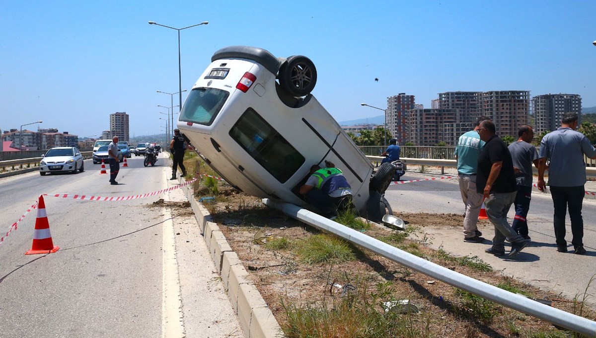 Hatay'da aydınlatma direğine çarpan araçtaki 3 kişi yaralandı