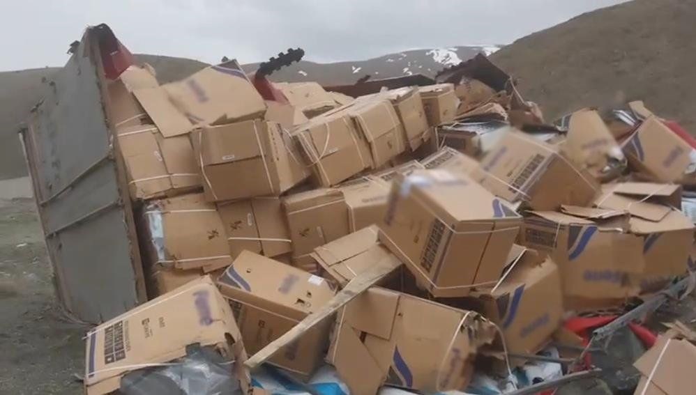 Beyaz eşya yüklü TIR kaza yaptı
