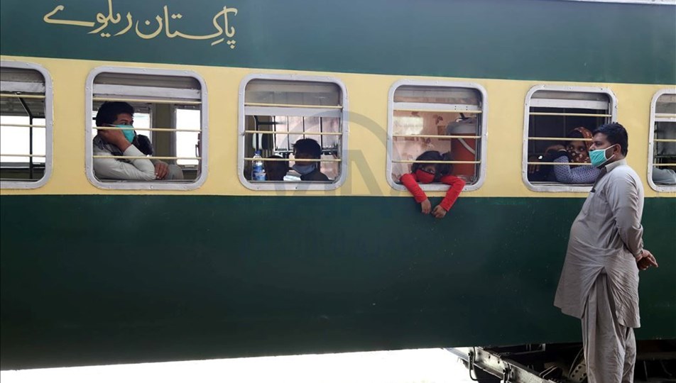 Pakistan'da trene saldırı: 450 yolcu rehin alındı