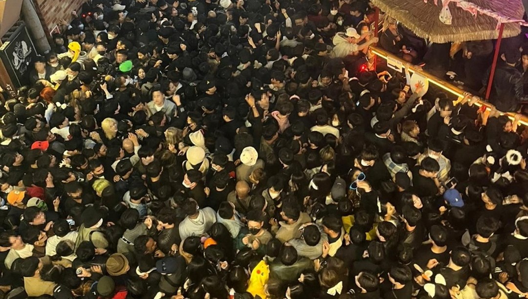 Южная корея давка на хэллоуин. Сеул итэвон давка. Давка в сеуле 2022 29 октября. Трагедия в южной корее 2022. Умерли в давке.