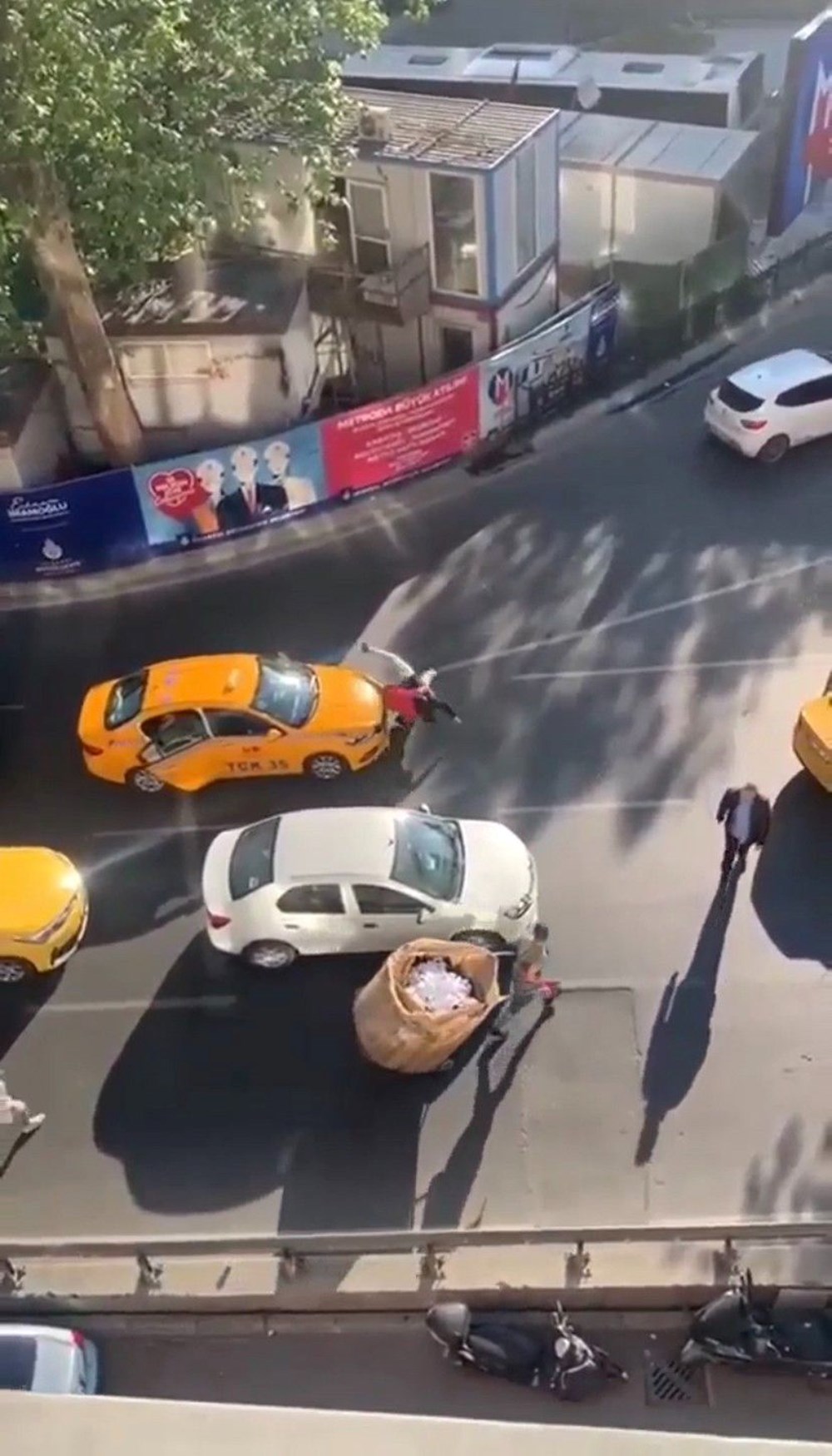 İki taksicinin müşteri kavgası: Caddeyi boks ringine çevirdiler - 2