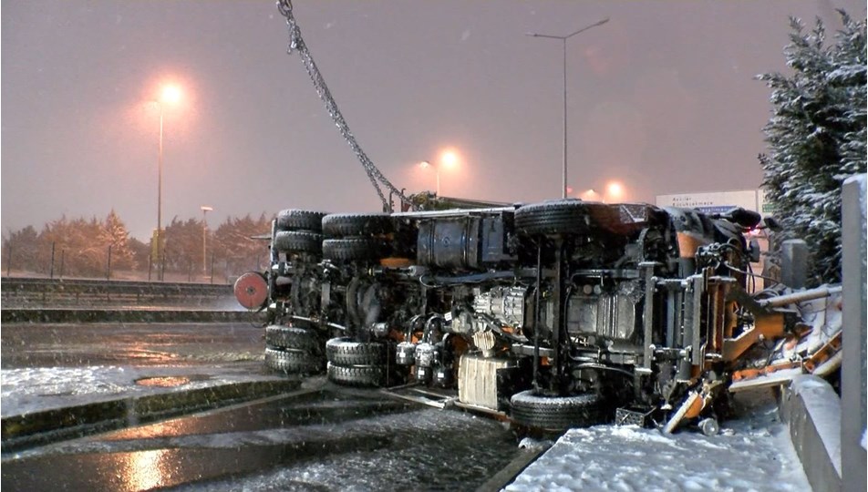 D-100'de kar küreme aracı devrildi