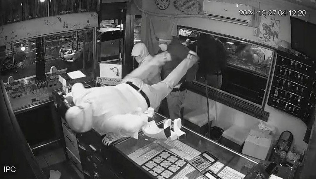 Kar maskeli soyguncular kuyumcuyu talan etti: 1 milyon değerinde altın çaldılar