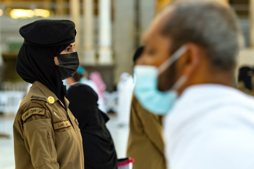 Suudi Arabistan’da ilk kez Hac ve Umre ziyaretleri için kadın güvenlik görevlileri atandı - 1