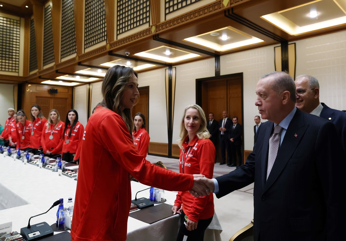 Cumhurbaşkanı Erdoğan, millileri başarılarından dolayı tebrik etti.
