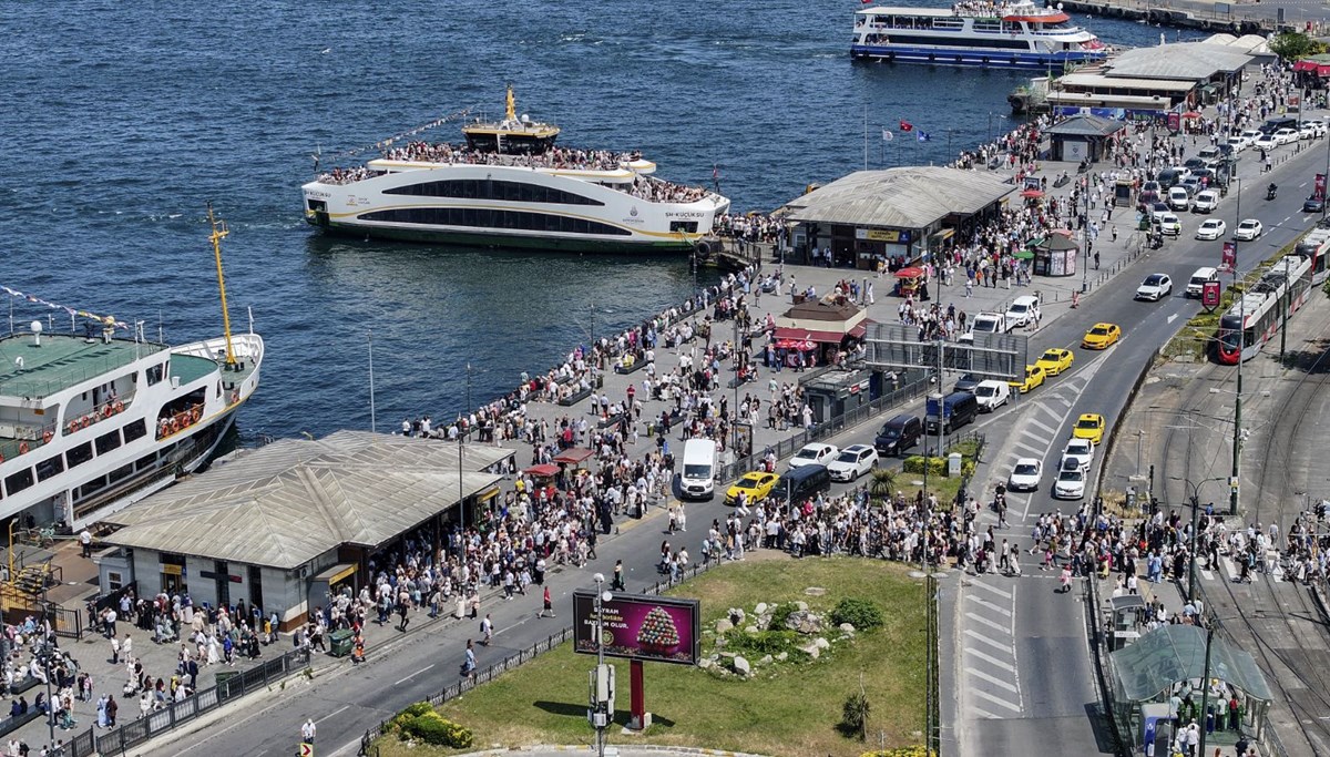 İstanbul'da bayram tatili: Sahiller ve parklar bugün de doldu