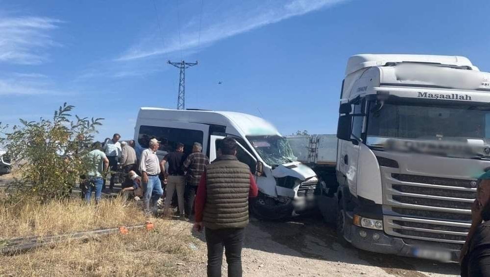 Yolcu minibüsü TIR'a çarptı: Yaralılar var