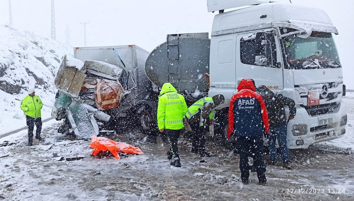 Bitlis'te karşı şeride geçen yakıt tankeri, 2 kamyonetle çarpıştı: 1 ölü Bitlis'te karşı şeride geçen yakıt tankeri, 2 kamyonetle çarpıştı: 1 ölü